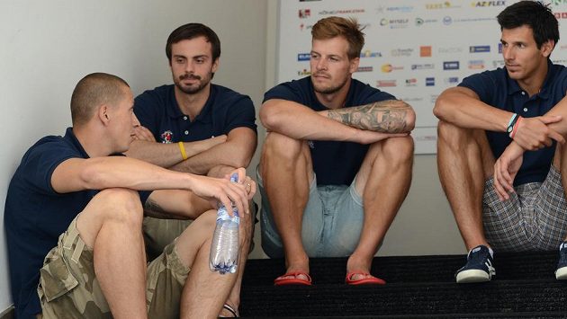 Hokejista Petr Tatíček (třetí zleva) si zahrál i v týmu HC Lev Praha. Na snímku se spoluhráči. Hokejista Petr Tatíček (třetí zleva) si zahrál i v týmu HC Lev Praha. Na snímku se spoluhráči.