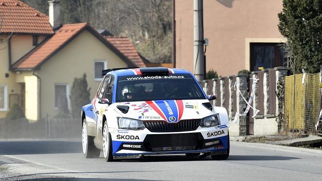 Jan Kopecký a navigátor Pavel Dresler s vozem Škoda Fabia R5 při Valašské rallye. Jan Kopecký a navigátor Pavel Dresler s vozem Škoda Fabia R5 při Valašské rallye.