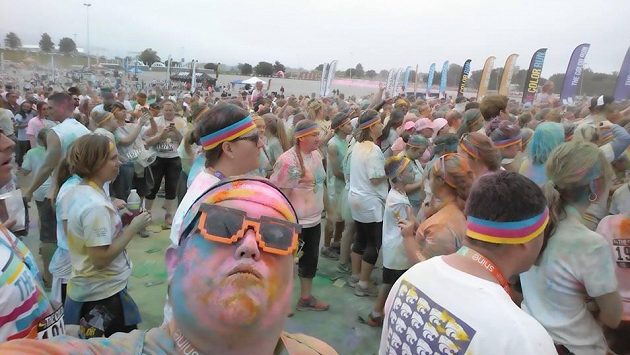 Derek Michtel a Color Run. Zábavy bylo dost, tak zpátky běhat. Derek Michtel a Color Run. Zábavy bylo dost, tak zpátky běhat.