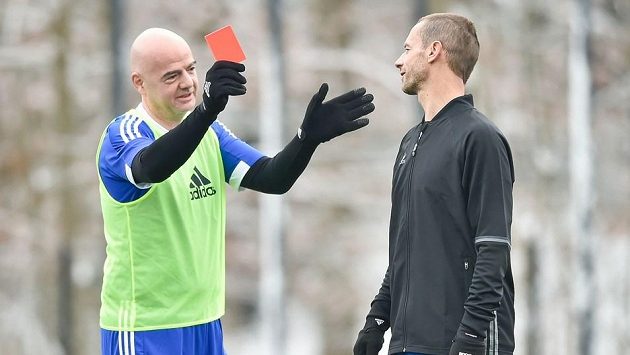 Švýcarský generální prokurátor Michael Lauber nabídl rezignaci v souvislosti s vyšetřováním svých tajných schůzek s prezidentem mezinárodní fotbalové federace FIFA Giannim Infantinem (na snímku s červenou kartou). Švýcarský generální prokurátor Michael Lauber nabídl rezignaci v souvislosti s vyšetřováním svých tajných schůzek s prezidentem mezinárodní fotbalové federace FIFA Giannim Infantinem (na snímku s červenou kartou).