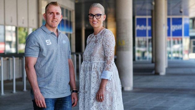 Dojednáno, posila podepsala. Marek Kvapil a generální manažerka Sparty Barbora Snopková Haberová. Dojednáno, posila podepsala. Marek Kvapil a generální manažerka Sparty Barbora Snopková Haberová.