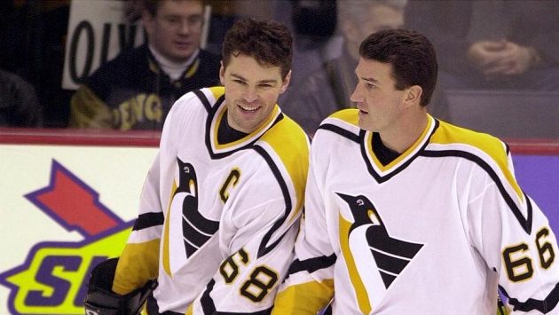 Jaromír Jágr ještě v dresu Pittsburghu (vlevo) společně s legendou Mariem Lemieuxem. Jaromír Jágr ještě v dresu Pittsburghu (vlevo) společně s legendou Mariem Lemieuxem.