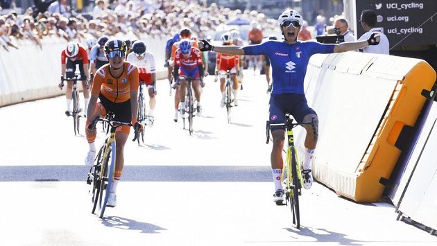 Italka Elisa Balsamová (vpravo) slaví vítězství na MS v cyklistice. Na záběru s Marianne Vosovou, jež skončila druhá. Italka Elisa Balsamová (vpravo) slaví vítězství na MS v cyklistice. Na záběru s Marianne Vosovou, jež skončila druhá.
