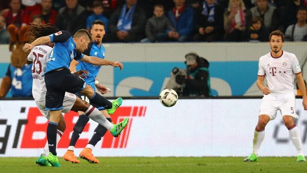 Střelec TSG Hoffenheim Andrej Kramarič střílí na branku Bayernu v utkání bundesligy. Střelec TSG Hoffenheim Andrej Kramarič střílí na branku Bayernu v utkání bundesligy.