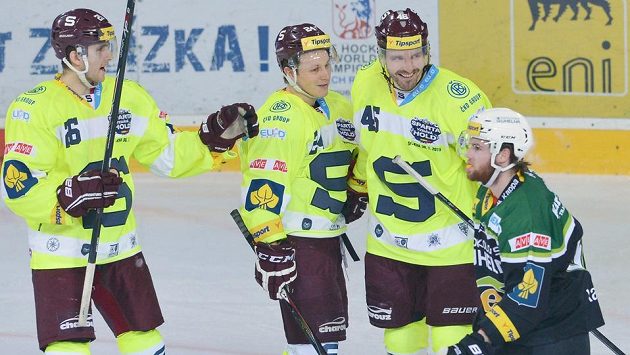Sparťané zleva Juraj Mikuš, David Dvořáček a Petr Kumstát se podíleli na demolici Karlových Varů. Vpravo hostující Petr Šidlík. Sparťané zleva Juraj Mikuš, David Dvořáček a Petr Kumstát se podíleli na demolici Karlových Varů. Vpravo hostující Petr Šidlík.