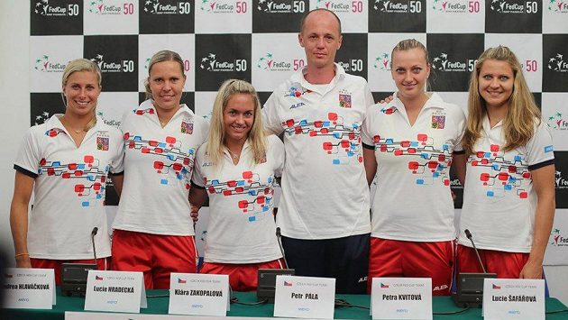 Český fedcupový tým ve složení (zleva) Andrea Hlaváčková, Lucie Hradecká, Klára Zakopalová, Petr Pála, Petra Kvitová, Lucie Šafářová. Český fedcupový tým ve složení (zleva) Andrea Hlaváčková, Lucie Hradecká, Klára Zakopalová, Petr Pála, Petra Kvitová, Lucie Šafářová.