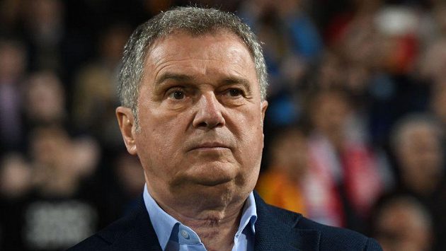 Ljubiša Tumbakovič, srbský trenér Černé Hory. Ljubiša Tumbakovič, srbský trenér Černé Hory.