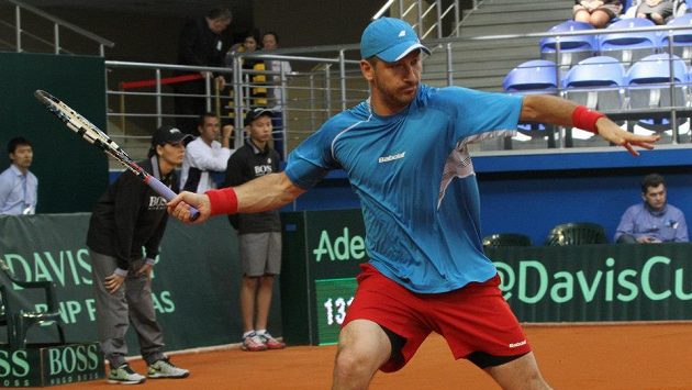 Tenista Jan Hájek v utkání proti Michailu Kukuškinovi Tenista Jan Hájek v utkání proti Michailu Kukuškinovi