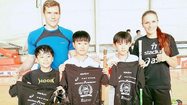 Matěj Jendrišák, jeho přítelkyně Radka Topičová a mladé korejské florbalové naděje. Matěj Jendrišák, jeho přítelkyně Radka Topičová a mladé korejské florbalové naděje.