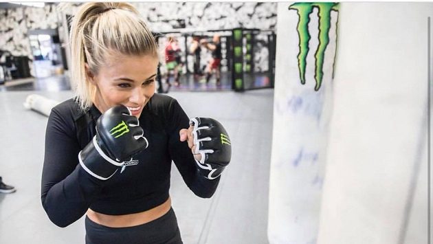Paige VanZantová, bojovnice MMA. Z posledního zápasu si odnesla zlomenou ruku, ale dobojovala. Paige VanZantová, bojovnice MMA. Z posledního zápasu si odnesla zlomenou ruku, ale dobojovala.