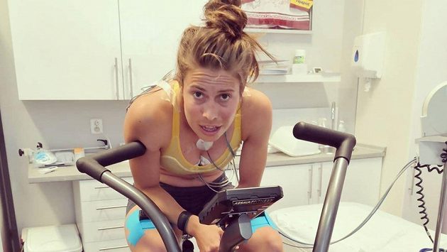 Unavená Eva Samková po zatěžovém testu. Unavená Eva Samková po zatěžovém testu.