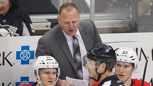 Trenér hokejistů Floridy Gerard Gallant v zápase NHL proti Pittsburgu. Trenér hokejistů Floridy Gerard Gallant v zápase NHL proti Pittsburgu.