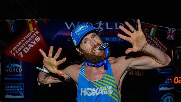 Michael Wardian oslavuje triumf v extrémním závodu sedmi maratonů v sedmi dnech na sedmi kontinentech. Michael Wardian oslavuje triumf v extrémním závodu sedmi maratonů v sedmi dnech na sedmi kontinentech.