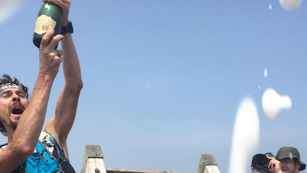 Ultramaratónec Scott Jurek došel na vrchol Mount Katahdin a otevřel láhev šampaňského. Chyba. Ultramaratónec Scott Jurek došel na vrchol Mount Katahdin a otevřel láhev šampaňského. Chyba.