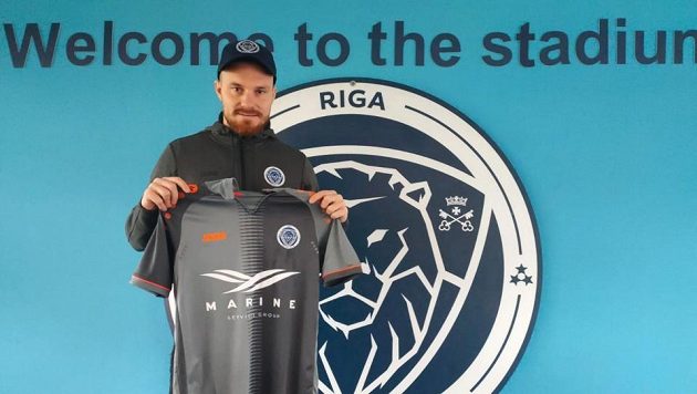 Záložník Jakub Hora po podpisu smlouvy s FC Riga. Záložník Jakub Hora po podpisu smlouvy s FC Riga.