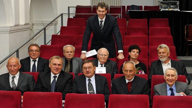 Ocenění trenéři, horní řada zleva: Dušan Uhrin, Zdeněk Váňa, Karel Gut, in memoriam Jiří Vícha (na foto Marcela Studecká), Zdeněk Pommer. Dole zleva: Pavel Vršecký, Zdeněk Pecka, Josef Doktor, Miroslav Vondřička a Vladimír Heger. Nad nimi předseda ČOV Jiří Kejval. Ocenění trenéři, horní řada zleva: Dušan Uhrin, Zdeněk Váňa, Karel Gut, in memoriam Jiří Vícha (na foto Marcela Studecká), Zdeněk Pommer. Dole zleva: Pavel Vršecký, Zdeněk Pecka, Josef Doktor, Miroslav Vondřička a Vladimír Heger. Nad nimi předseda ČOV Jiří Kejval.