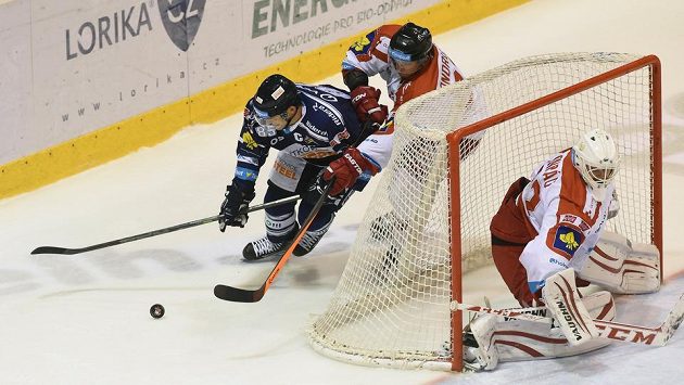 Útočník Vítkovic Jiří Burger (zleva), olomoucký obránce Jiří Ondrušek a brankář Olomouce Branislav Konrád v utkání 11. kola extraligy. Útočník Vítkovic Jiří Burger (zleva), olomoucký obránce Jiří Ondrušek a brankář Olomouce Branislav Konrád v utkání 11. kola extraligy.