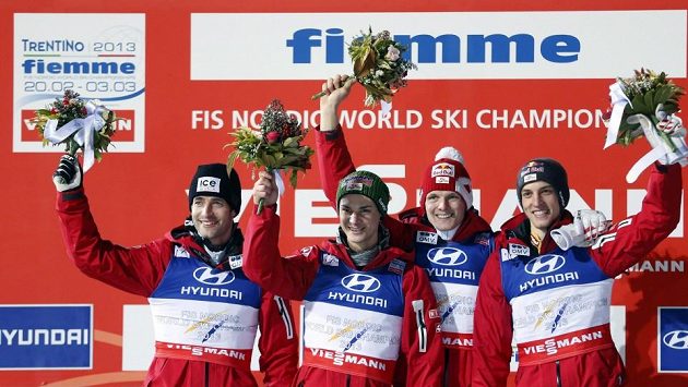 Rakouští skokané na lyžích vyhráli na mistrovství světa ve Val di Fiemme závod družstev. Zleva Wolfgang Loitzl, Manuel Fettner, Thomas Morgenstern, Gregor Schlierenzauer. Rakouští skokané na lyžích vyhráli na mistrovství světa ve Val di Fiemme závod družstev. Zleva Wolfgang Loitzl, Manuel Fettner, Thomas Morgenstern, Gregor Schlierenzauer.