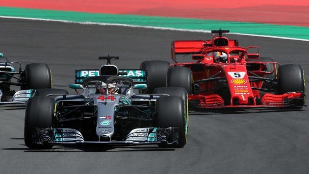 Lewis Hamilton v čele Velké ceny Španělska, druhý Sebastian Vettel. Lewis Hamilton v čele Velké ceny Španělska, druhý Sebastian Vettel.