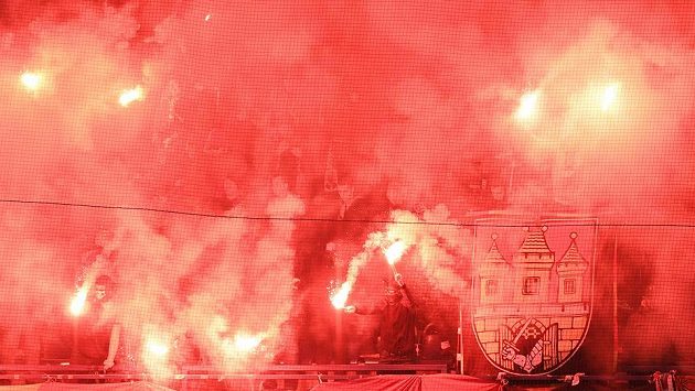 Sparťanští fanoušci při utkání s Plzní. Sparťanští fanoušci při utkání s Plzní.