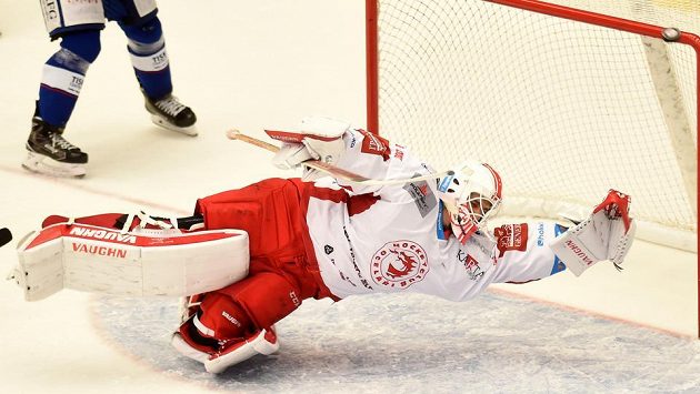 Brankář Třince Peter Hamerlík při utkání s Brnem. Brankář Třince Peter Hamerlík při utkání s Brnem.