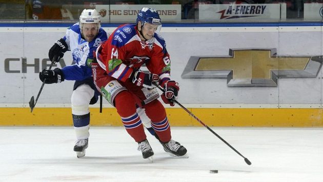 Hokejista Martin Cibák (vlevo) z Nižněkamsku a Jiří Sekáč z HC Lev Praha v utkání KHL. Hokejista Martin Cibák (vlevo) z Nižněkamsku a Jiří Sekáč z HC Lev Praha v utkání KHL.