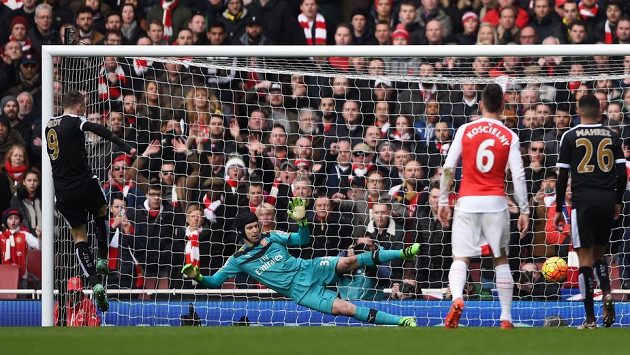 Forvard Leicesteru Jamie Vardy překonává z pokutového kopu gólmana Arsenalu Petra Čecha v zápase 26. kola anglické Premier League. Forvard Leicesteru Jamie Vardy překonává z pokutového kopu gólmana Arsenalu Petra Čecha v zápase 26. kola anglické Premier League.