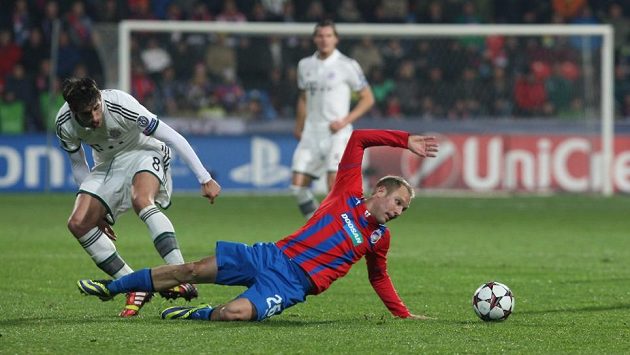 Plzeňský Daniel Kolář (vpravo) padá po souboji s Javim Martínezem z BAyernu v utkání Ligy mistrů. Plzeňský Daniel Kolář (vpravo) padá po souboji s Javim Martínezem z BAyernu v utkání Ligy mistrů.