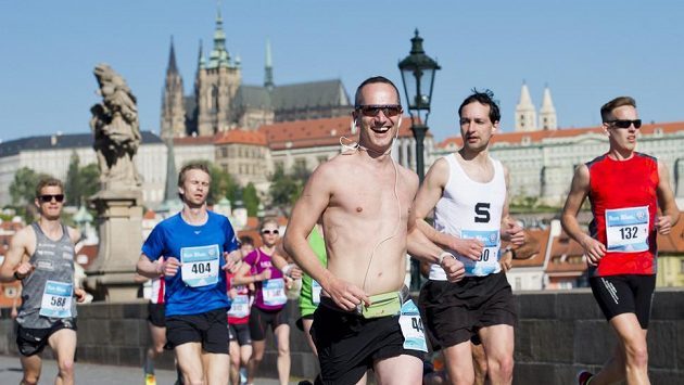 Závodníci Pražského maratónu na Karlově mostě. Závodníci Pražského maratónu na Karlově mostě.