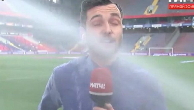 Reportér ruské televize Jevgenij Jevnevič dostal během živého vstupu sprchu od automatického zavlažovacího systému. Reportér ruské televize Jevgenij Jevnevič dostal během živého vstupu sprchu od automatického zavlažovacího systému.