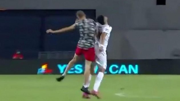 Fanoušek napadá na hřišti fotbalistu Hapoelu Tel Aviv. Fanoušek napadá na hřišti fotbalistu Hapoelu Tel Aviv.