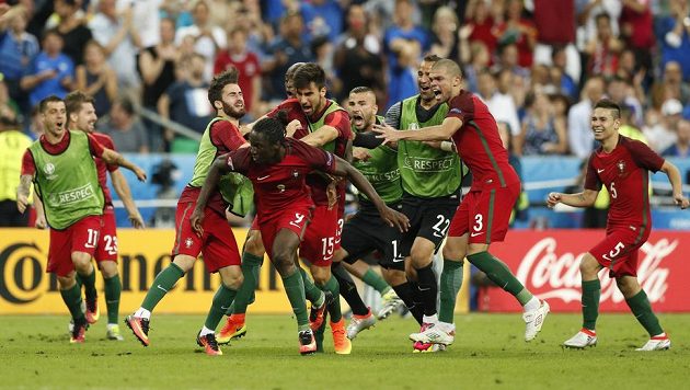 Portugalec Éder oslavuje svou trefu ve finále ME proti Francii. Portugalec Éder oslavuje svou trefu ve finále ME proti Francii.