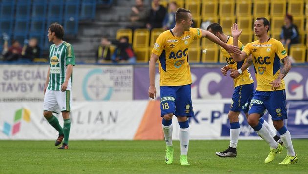 Autor úvodní branky utkání, teplický Michal Jeřábek (vlevo), se raduje se spoluhráči. Bohemians zpytovali svědomí. Autor úvodní branky utkání, teplický Michal Jeřábek (vlevo), se raduje se spoluhráči. Bohemians zpytovali svědomí.