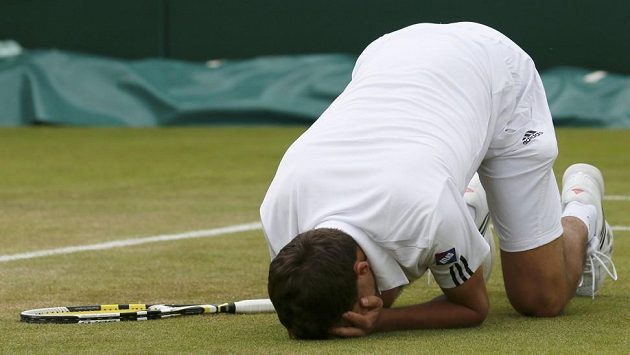 Polák Jerzy Janowicz se raduje z postupu do čtvrtfinále Wimbledonu po dramatické bitvě s Jürgenem Melzerem. Polák Jerzy Janowicz se raduje z postupu do čtvrtfinále Wimbledonu po dramatické bitvě s Jürgenem Melzerem.