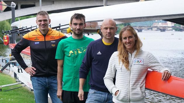 Zleva skifař Ondřej Synek, dvojskifaři Michal Plocek a David Jirka a skifařka Miroslava Knapková před nadcházejícím ME ve veslování. Zleva skifař Ondřej Synek, dvojskifaři Michal Plocek a David Jirka a skifařka Miroslava Knapková před nadcházejícím ME ve veslování.