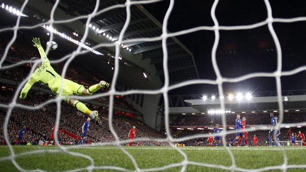 Brankář Manchesteru United David de Gea vyráží pokus Philippa Coutinha z Liverpoolu. Brankář Manchesteru United David de Gea vyráží pokus Philippa Coutinha z Liverpoolu.