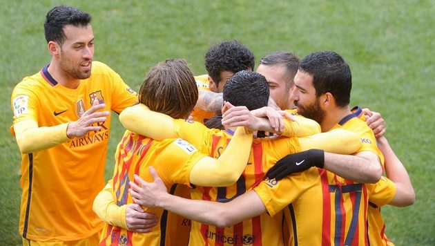 Fotbalisté Barcelony se radují z gólu proti Eibaru. Fotbalisté Barcelony se radují z gólu proti Eibaru.