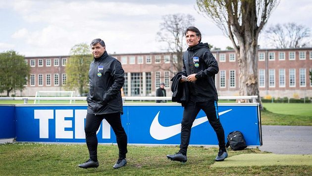 Nový trenér bundesligového týmu Hertha BSC Bruno Labbadia a jeho asuistent Eddy Soezer během tréninku. Nový trenér bundesligového týmu Hertha BSC Bruno Labbadia a jeho asuistent Eddy Soezer během tréninku.
