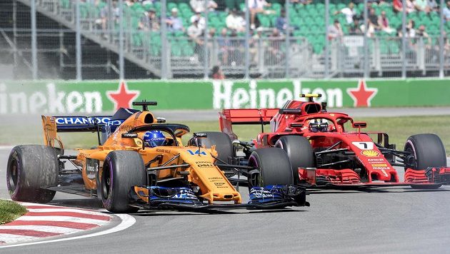 Finský pilot Ferrari Kimi Raikkönen (7) a Španěl Fernando Alonso z McLarenu během tréninku na Velkou cenu Kanady v Montrealu - ilustrační foto. Finský pilot Ferrari Kimi Raikkönen (7) a Španěl Fernando Alonso z McLarenu během tréninku na Velkou cenu Kanady v Montrealu - ilustrační foto.