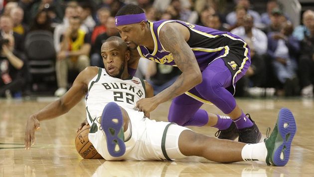Khris Middleton (22) z Milwaukee a Kentavious Caldwell-Pope z Los Angeles Lakers. Khris Middleton (22) z Milwaukee a Kentavious Caldwell-Pope z Los Angeles Lakers.