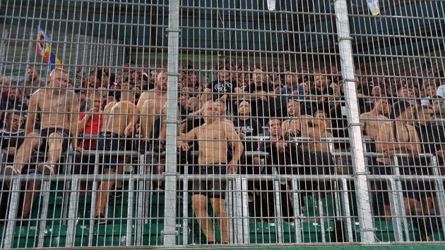 Fanoušci Sparty na stadionu Rapidu během utkání druhého předkola Ligy mistrů. (ilustrační foto) Fanoušci Sparty na stadionu Rapidu během utkání druhého předkola Ligy mistrů. (ilustrační foto)