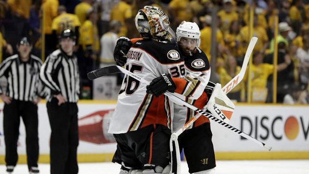 Útočník Anaheimu Ducks Andrew Cogliano se raduje s gólmanem Johnem Gibsonem z vítězství na ledě Nashvillu Predators ve čtvrtém finále Západní konference. Tým ducks vyhrál v prodloužení a srovnal stav série na 2:2 na zápasy. Útočník Anaheimu Ducks Andrew Cogliano se raduje s gólmanem Johnem Gibsonem z vítězství na ledě Nashvillu Predators ve čtvrtém finále Západní konference. Tým ducks vyhrál v prodloužení a srovnal stav série na 2:2 na zápasy.