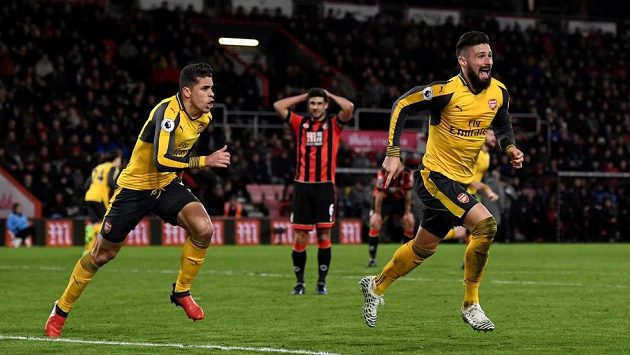 Útočník Olivier Giroud (vpravo) slaví vyrovnávací gól Arsenalu na hřišti Bournemouthu. Útočník Olivier Giroud (vpravo) slaví vyrovnávací gól Arsenalu na hřišti Bournemouthu.