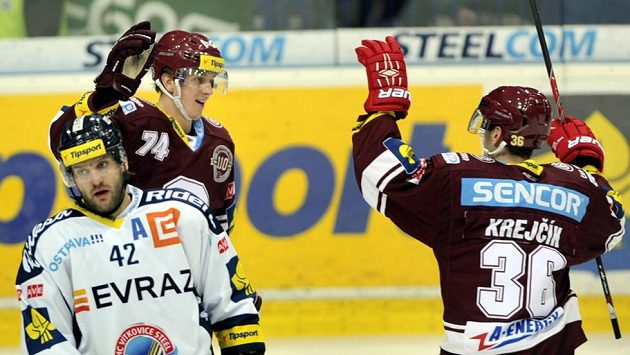 Útočník Daniel Přibyl a obránce Jakub Krejčík z pražské Sparty se radují ze vstřelení gólu ve Vítkovicích. Útočník Daniel Přibyl a obránce Jakub Krejčík z pražské Sparty se radují ze vstřelení gólu ve Vítkovicích.