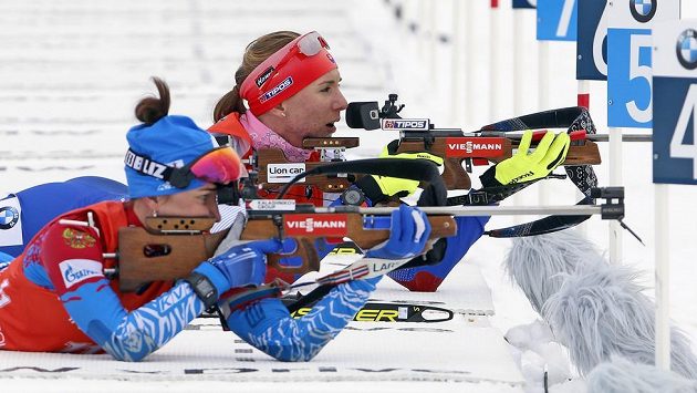 Ruská biatlonistka Margarita Vasiljevová (vpředu) vedle Slovenky Anastasije Kuzminové. Ruská biatlonistka Margarita Vasiljevová (vpředu) vedle Slovenky Anastasije Kuzminové.
