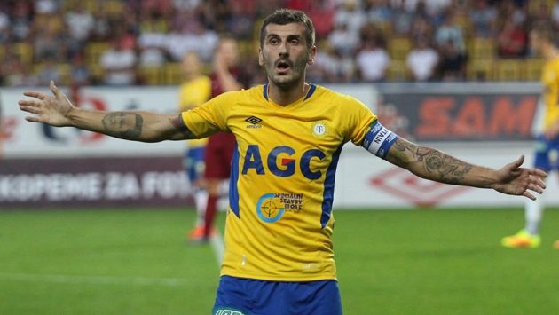 Teplický záložník Admir Ljevakovič je velkým sběratelem žlutých karet. Teplický záložník Admir Ljevakovič je velkým sběratelem žlutých karet.