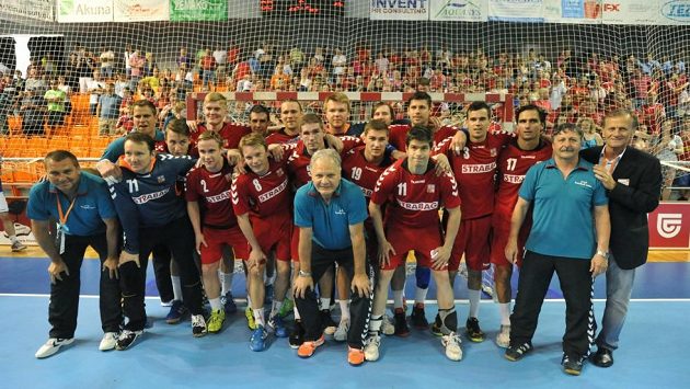 Čeští házenkáři se radují z výhry nad Černou Horou. Čeští házenkáři se radují z výhry nad Černou Horou.