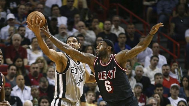 Hvězda Heat LeBron James (vpravo) si v duelu se Spurs zapsal 18 bodů. Hvězda Heat LeBron James (vpravo) si v duelu se Spurs zapsal 18 bodů.