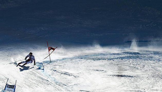 Rakouský lyžař Marcel Hirscher na trati obřího slalomu v Söldenu. Rakouský lyžař Marcel Hirscher na trati obřího slalomu v Söldenu.