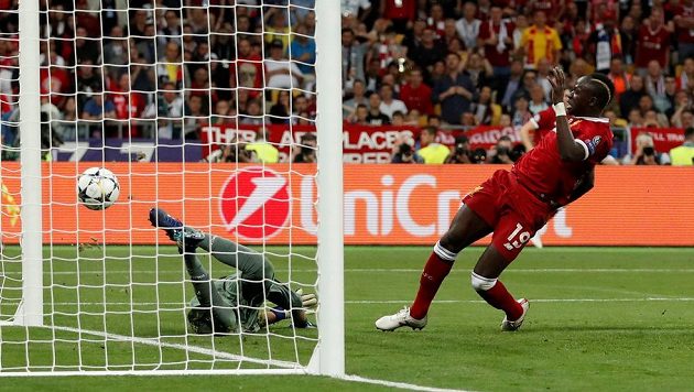 Liverpoolský Sadio Mané srovnává finále Ligy mistrů. Liverpoolský Sadio Mané srovnává finále Ligy mistrů.